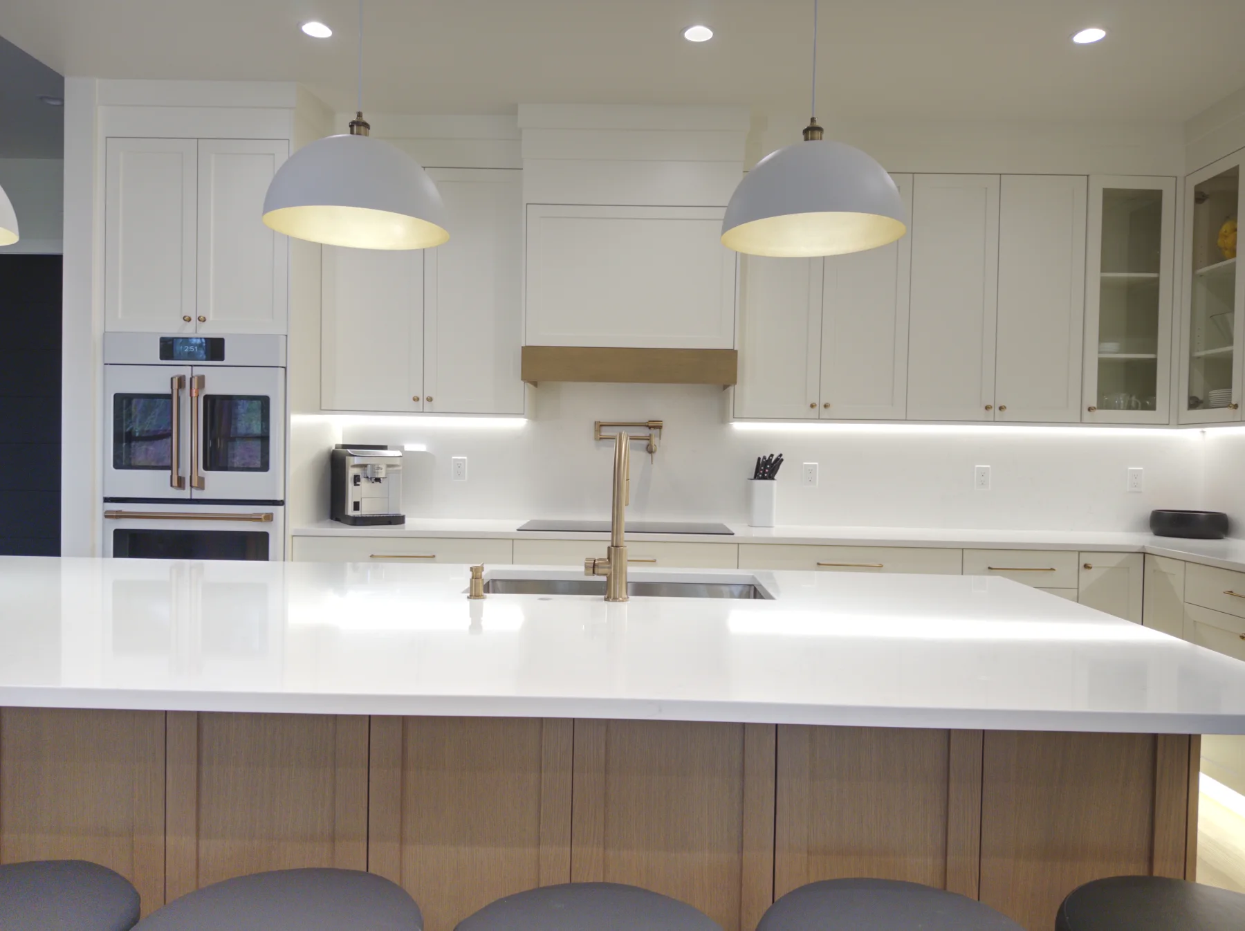 Front view of the one-piece Opulent quartz island with an undermount sink