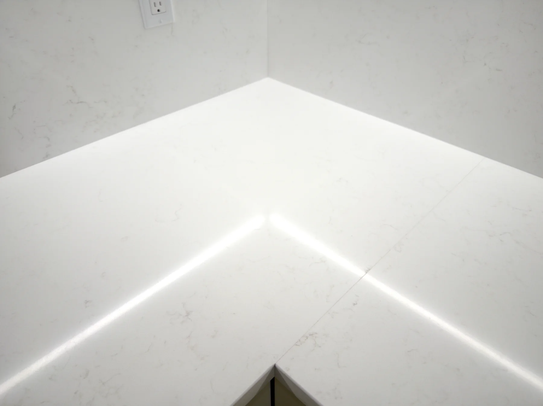Close view of Opulent quartz veining across the countertop and backsplash