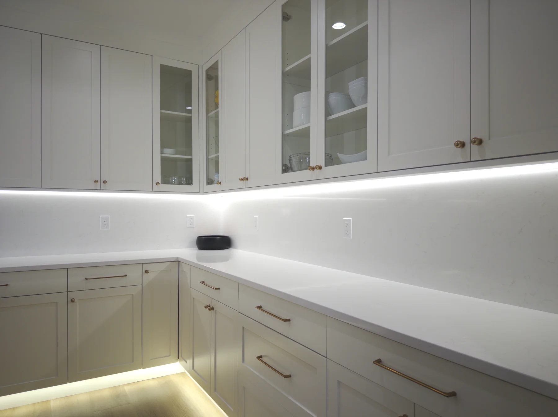 Fitted quartz countertop and slab backsplash meeting at the kitchen corner
